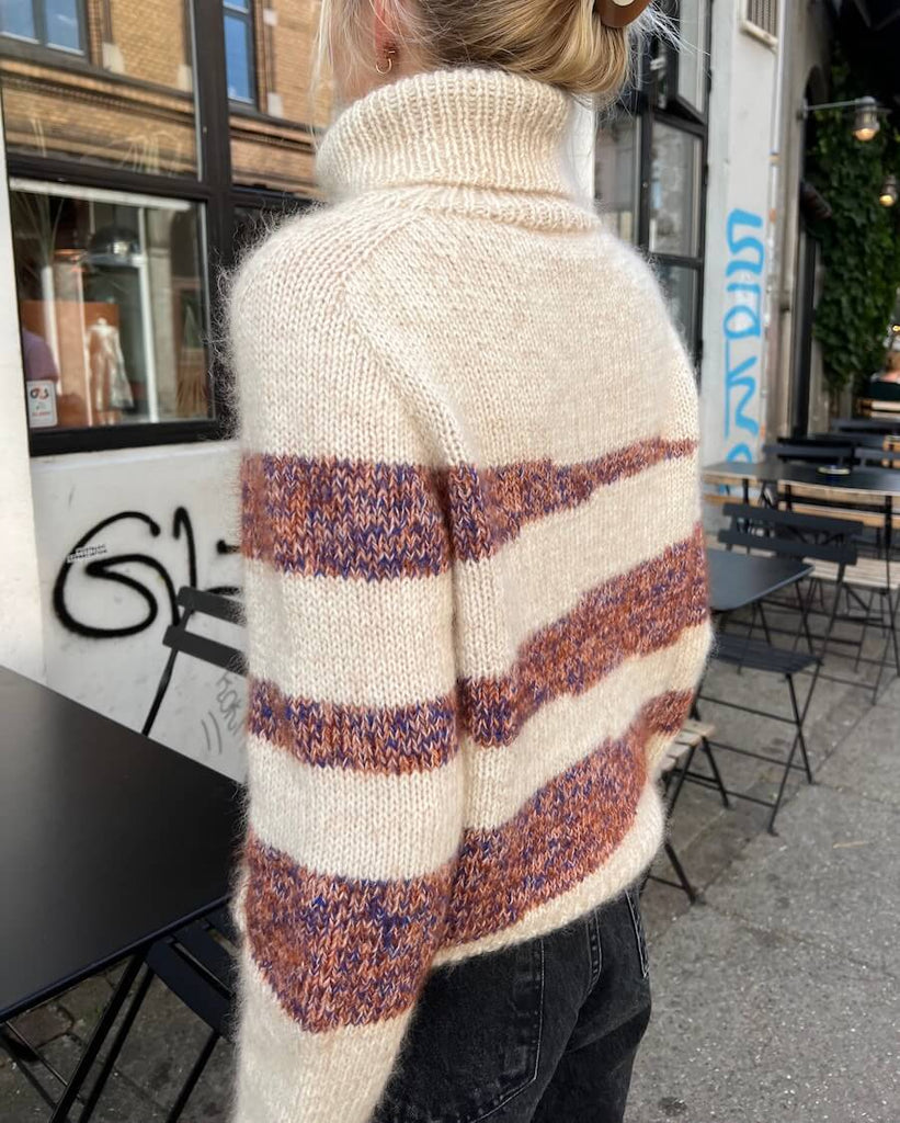 Kvinde iført Sycamore Sweater set fra siden