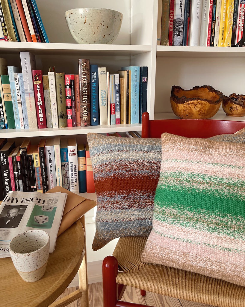 To Technicolor Pillows på stol