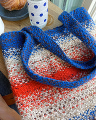 Rød, hvid og blå Technicolor Tote Bag på bord