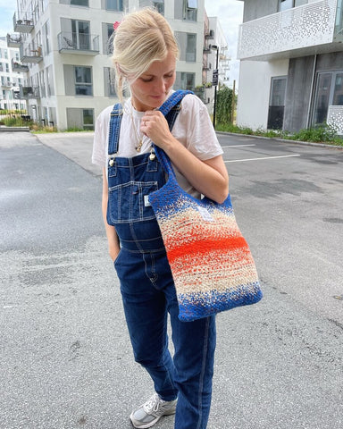 Kvinde med rød, hvid og blå Technicolor Tote Bag