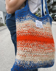 Kvinde med rød, hvid og blå Technicolor Tote Bag