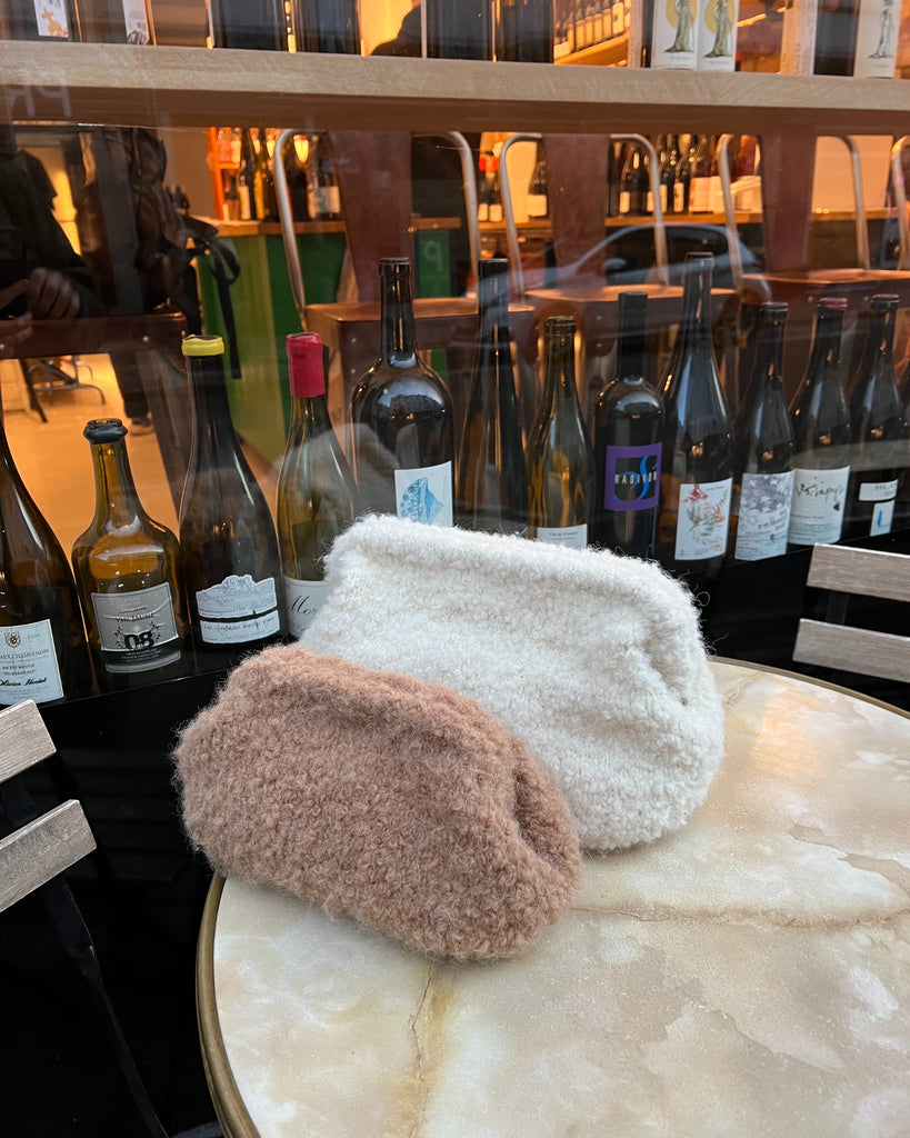 To Teddy Clutches på bord