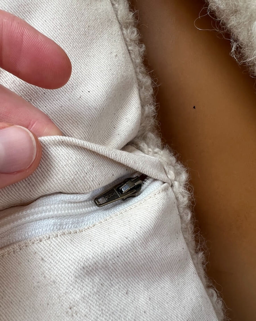 Closeup af lynlås på hvid Teddy Pillow