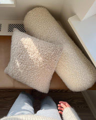 Hvid Teddy Pillow og hvid Teddy Pøllepude på bænk