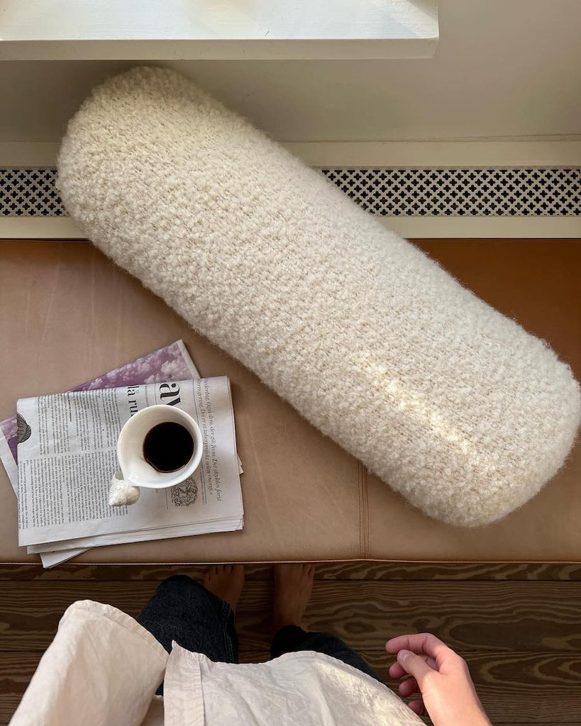 Hvid Teddy Pølle på bænk