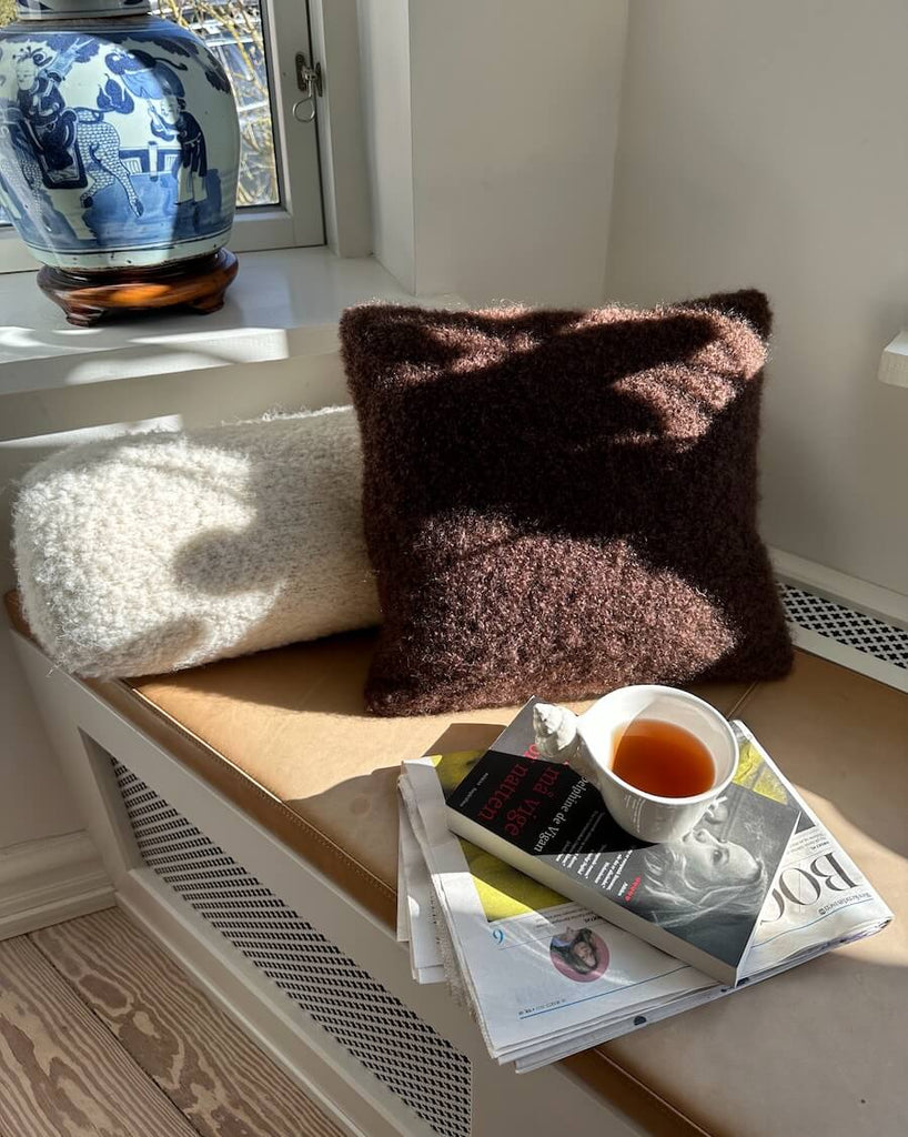 Brun  Teddy Pillow og hvid Teddy Pølle i vinduesniche