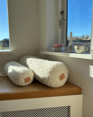 To hvide Teddy Pøllepuder på bænk