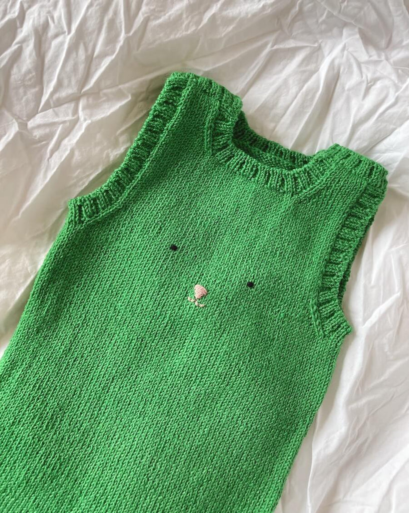 Grønne Teddy Pants liggende på dyne