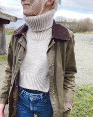 Kvinde med hvid Terrazzo Neck