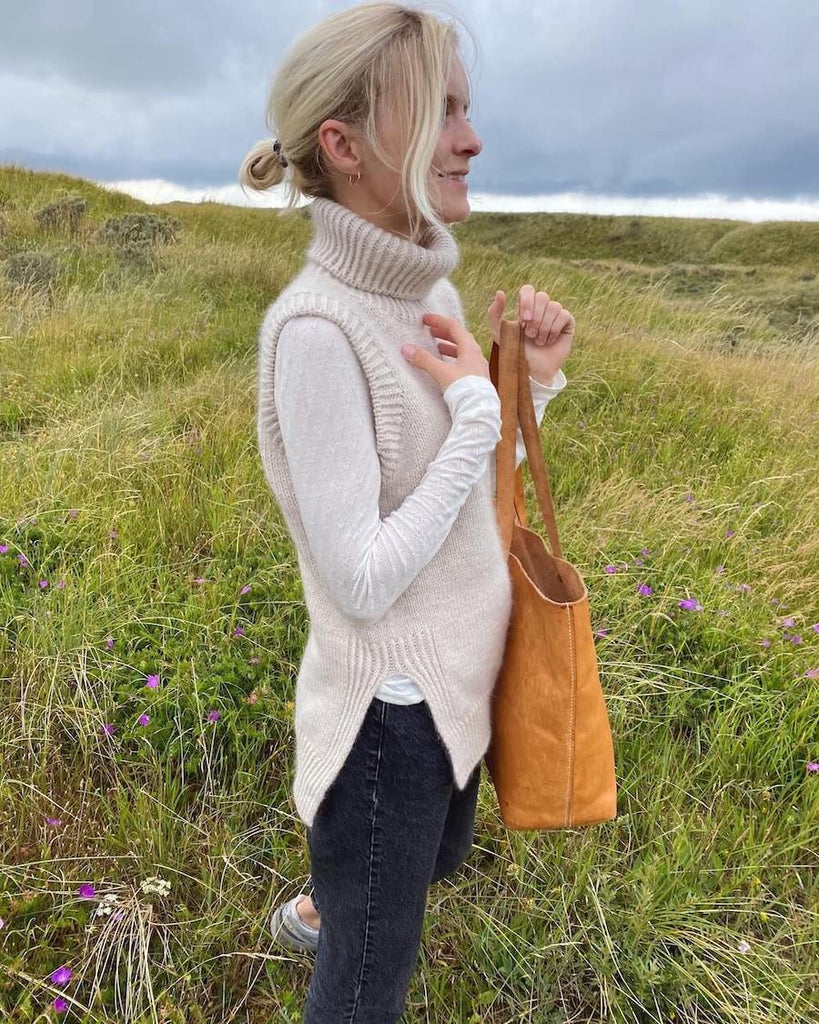 Kvinde iført hvid Terrazzo Slipover set fra siden