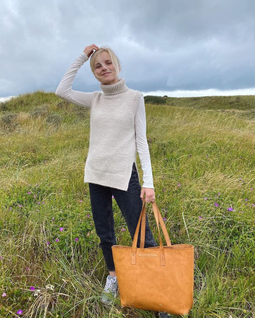 Kvinde iført hvid Terrazzo Slipover