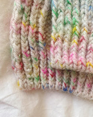 Closeup af multifarvet Terrazzo Neck Junior på dyne