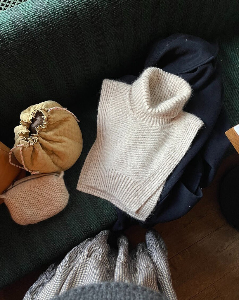 Hvid Terrazzo Neck på sofa