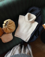 Hvid Terrazzo Neck på sofa