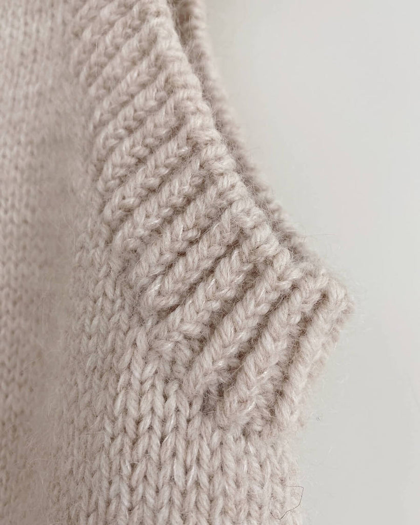 Closeup af ærmegab på hvid Terrazzo Slipover