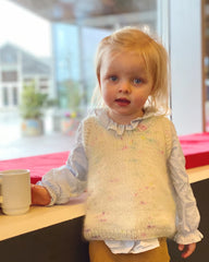 Lille pige iført hvid Stockholm Slipover Mini med multifarvede nistre