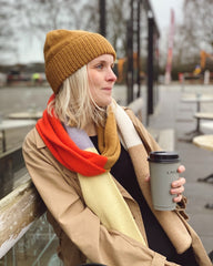 Kvinde iført flerfarvet Vesterhavssæt