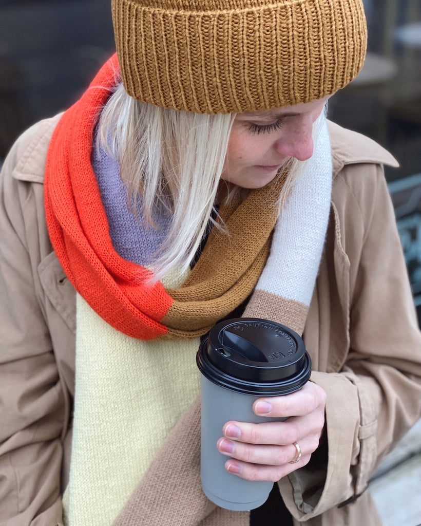 Kvinde iført flerfarvet Vesterhavssæt