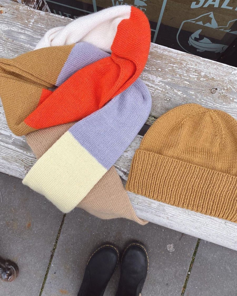 Flerfarvet Vesterhavssæt på bænk