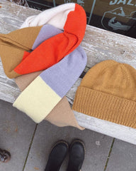 Flerfarvet Vesterhavssæt på bænk