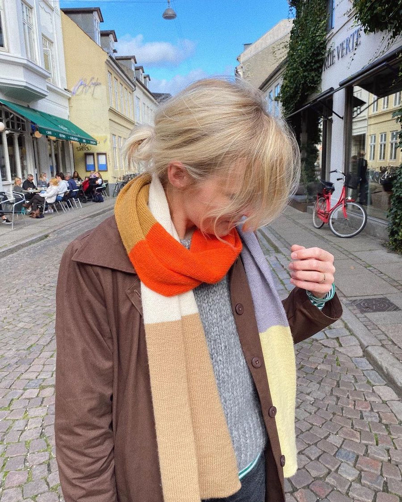 Kvinde iført flerfarvet Vesterhavstørklæde