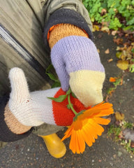 Barn med Vesterhavsvanter Junior som holder en blomst