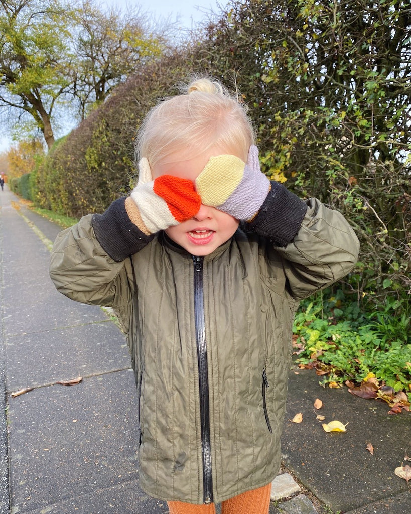 Barn med flerfarvede Vesterhavsvanter Junior