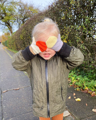 Barn med flerfarvede Vesterhavsvanter Junior