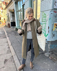 Kvinde iført beige Vienna Set