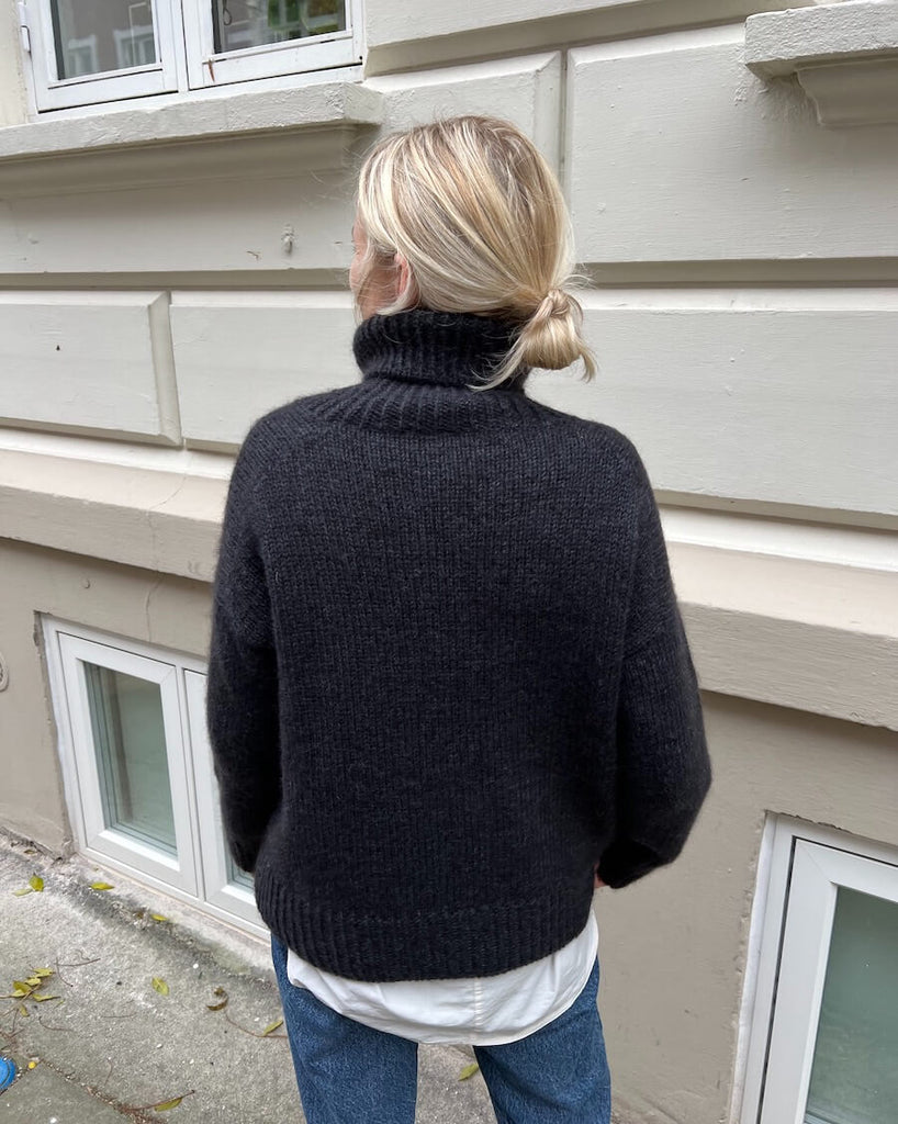 Kvinde iført koksgrå Wednesday Sweater set bagfra