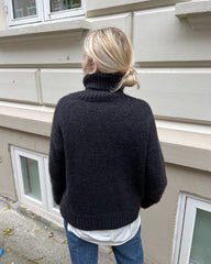 Kvinde iført koksgrå Wednesday Sweater set bagfra