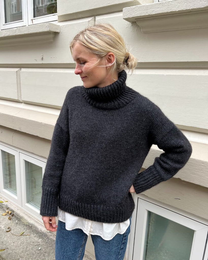 Kvinde iført koksgrå Wednesday Sweater
