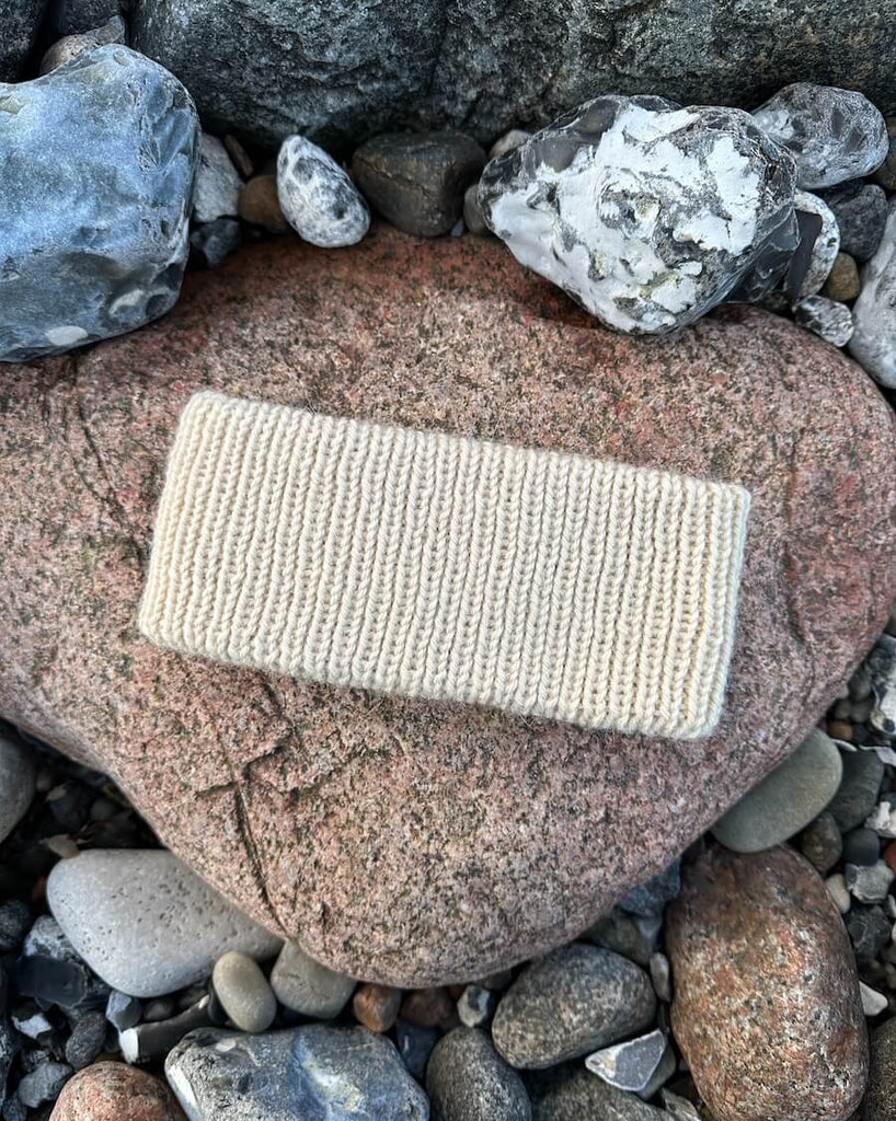 Råhvidt pandebånd på sten