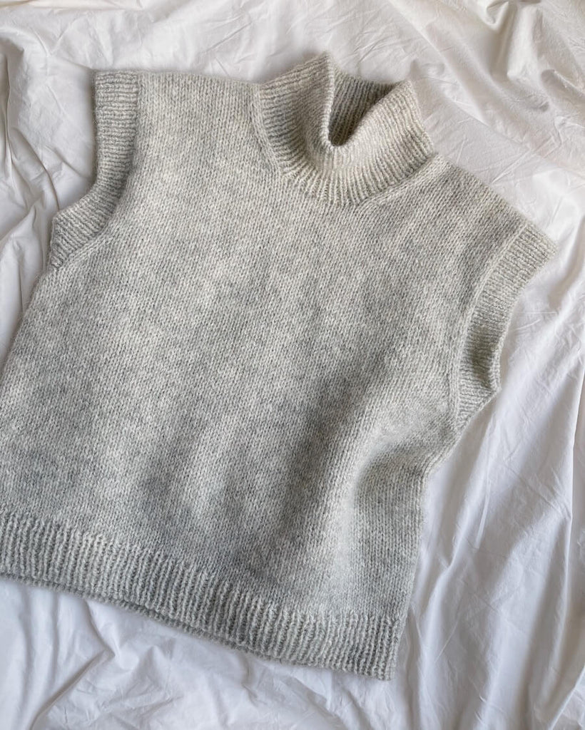 Lysegrå Weekend Slipover på dyne