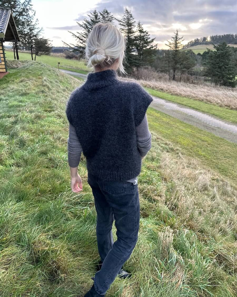 Kvinde iført grå Weekend Slipover set bagfra