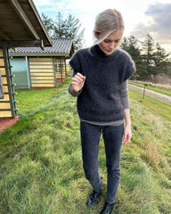 Kvinde iført grå Weekend Slipover