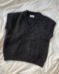 Koksgrå Weekend Slipover V-neck liggende på dyne