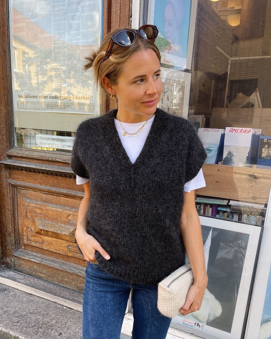 Kvinde iført koksgrå Weekend Slipover V-neck