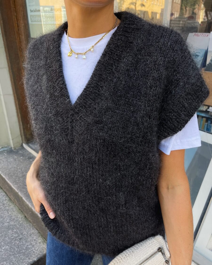 Kvinde iført koksgrå Weekend Slipover V-neck