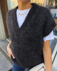 Kvinde iført koksgrå Weekend Slipover V-neck