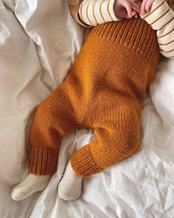 Baby iført brune Willums Selebukser