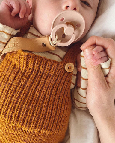 Baby iført brune Willums Selebukser
