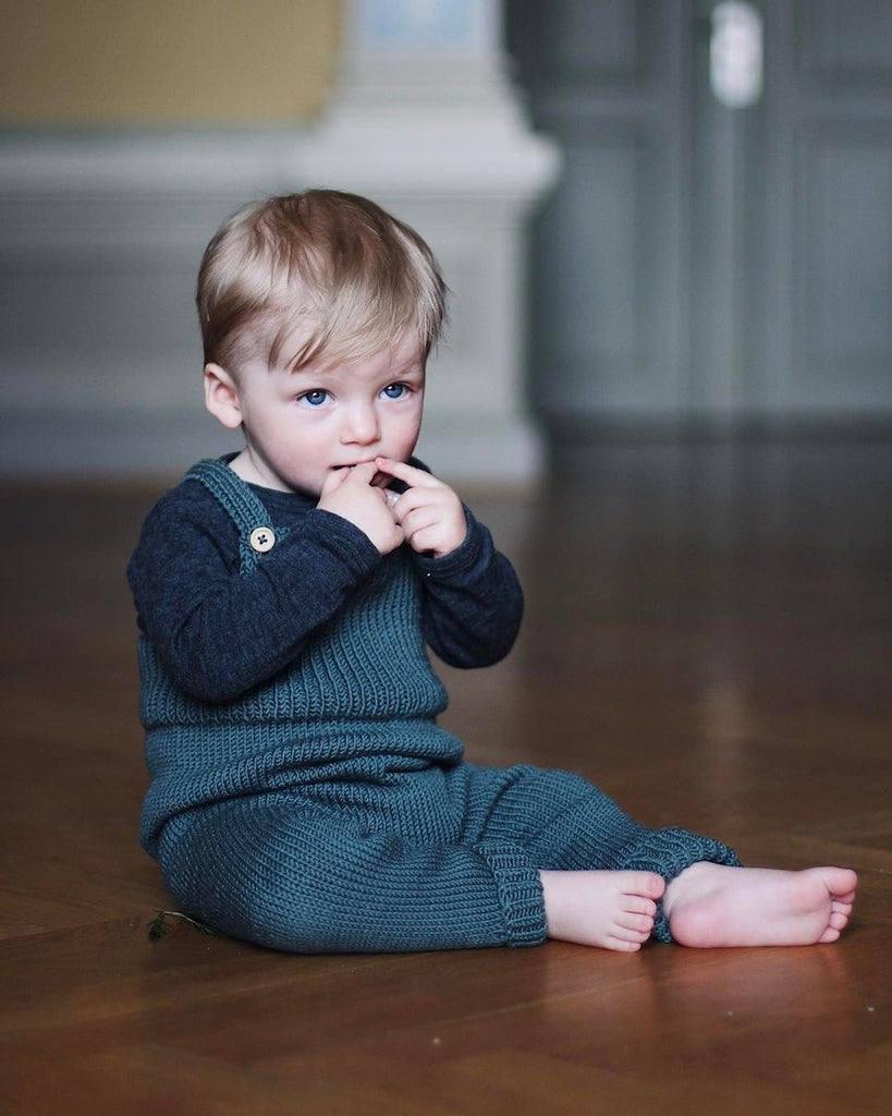 Dreng iført blå Willums Selebukser