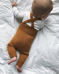 Baby iført brune Willums Selebukser set bagfra