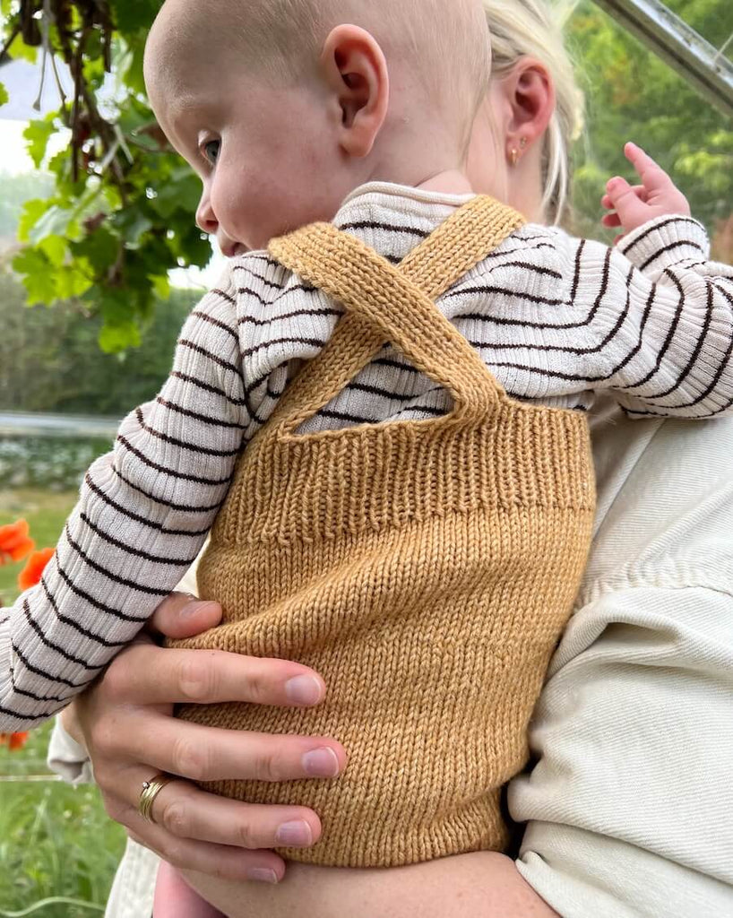 Baby iført gule Willums Sommerselebukser set bagfra