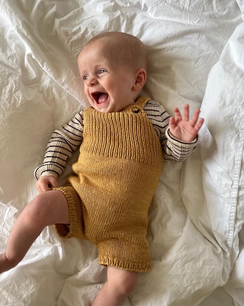 Baby iført gule Willums Sommerselebukser