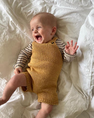 Baby iført gule Willums Sommerselebukser