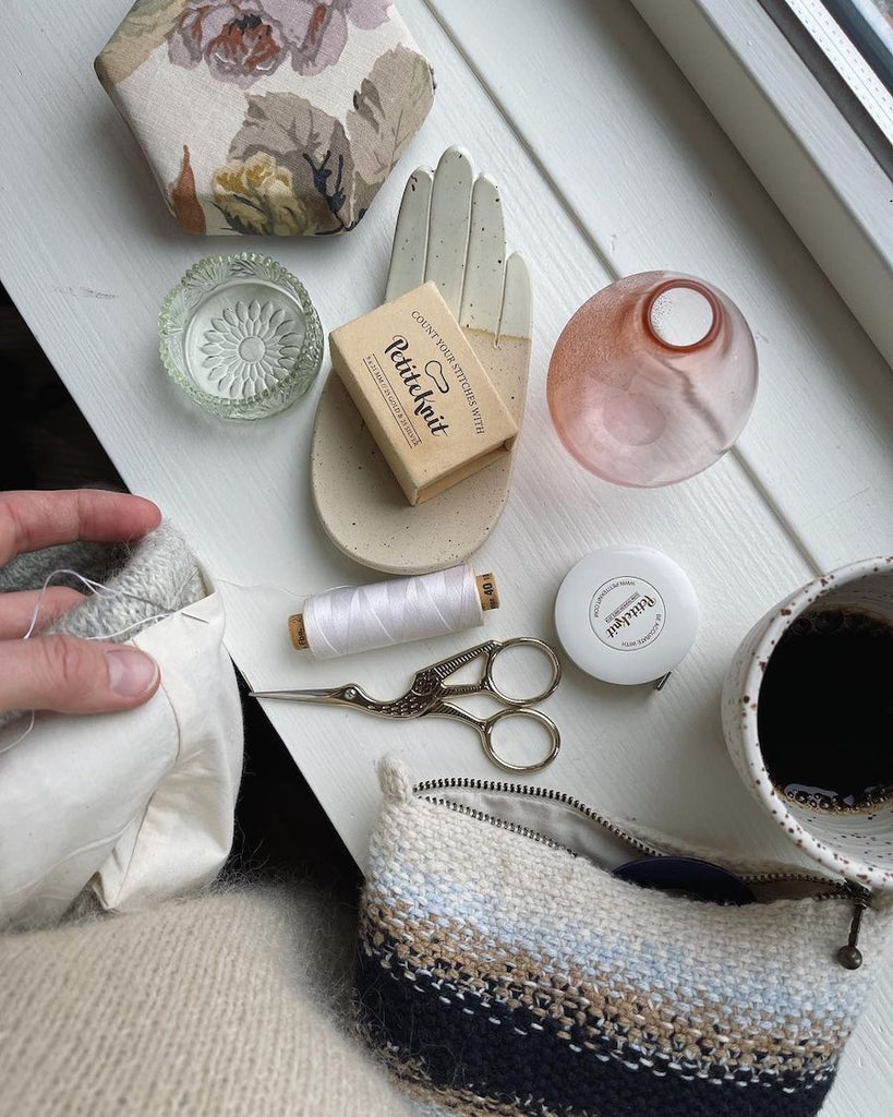 Technicolor Purse i blålige nuancer i vindueskarm