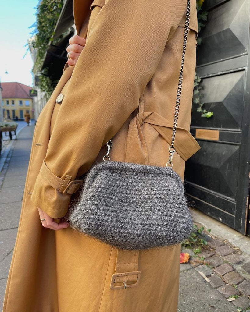 Kvinde med grå Winter Clutch over skulderen