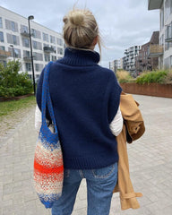 Kvinde iført blå Zipper Slipover set bagfra